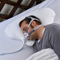 Nachtwächter CPAP und Seitenschläferkissen Lina seitliche Ansicht mit CPAP Maske